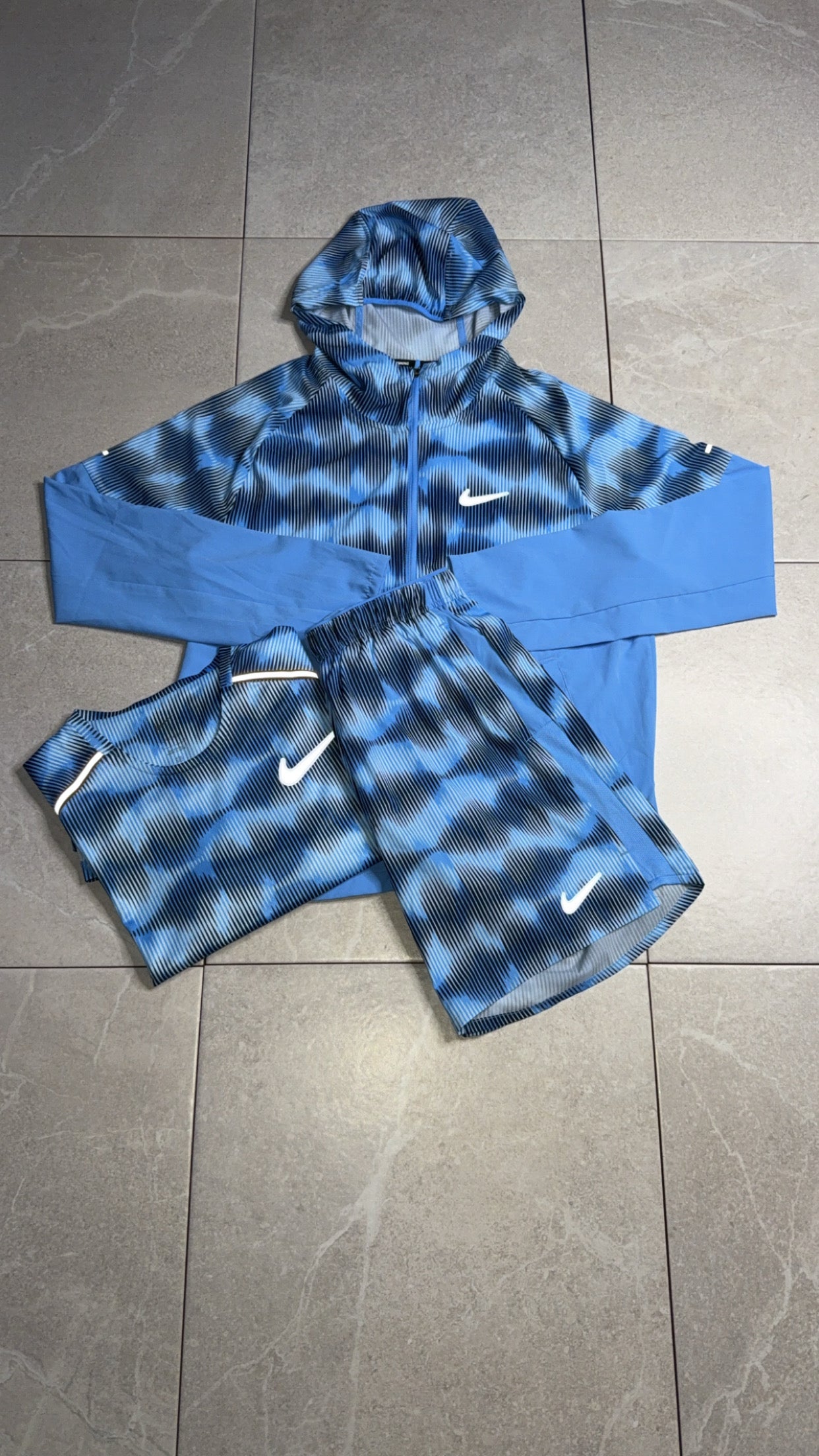 Nike Windrunner+tee+shorts